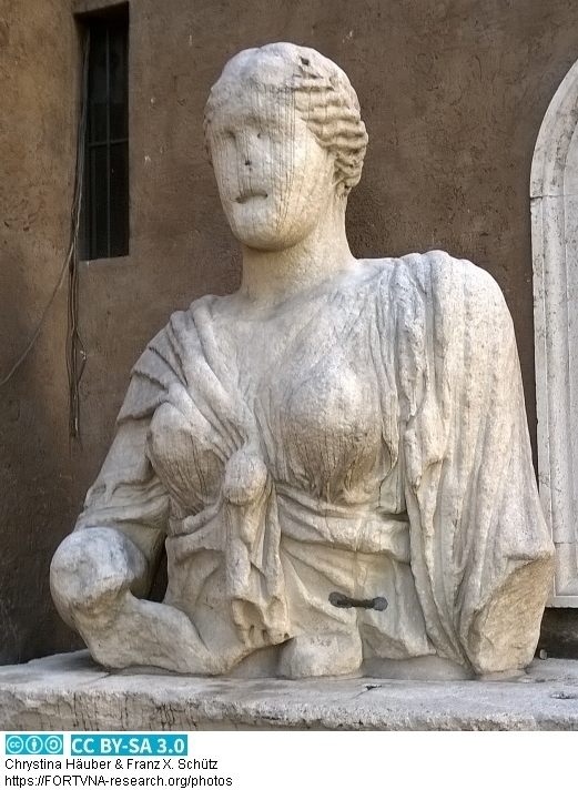 Kolossale ISIS Statue aus Marmor - Madama Lucrezia - Rom, Photo by Chrystina Häuber, Franz Xaver Schütz
