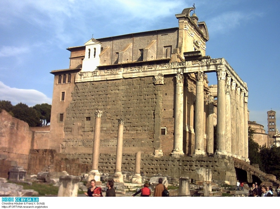 Faustina und Antoninus Pius Tempel Rom - AEDES: DIVUS ANTONINUS PIUS ET DIVA FAUSTINA, Photo by Franz Xaver Schütz , Chrystina Häuber