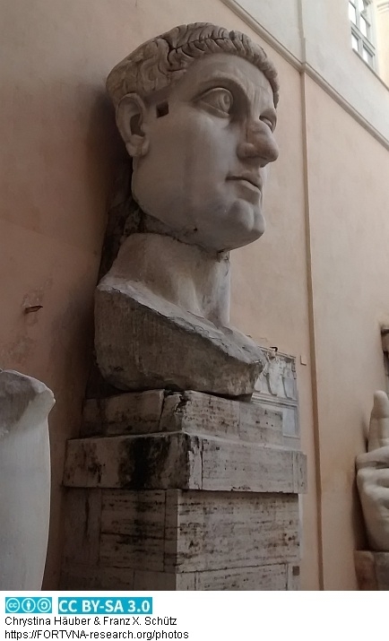 Fragmente einer Kolossalstatue des Kaisers Hadrian - der Kopf wurde umgearbeitet in ein Portrait des Kaisers Konstantin der Große, Photo by Chrystina Häuber, Franz Xaver Schütz