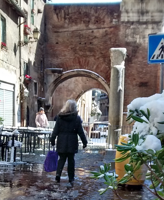 Schnee in Rom Porticus Octaviae, Photo by Franz Xaver Schütz, Chrystina Häuber