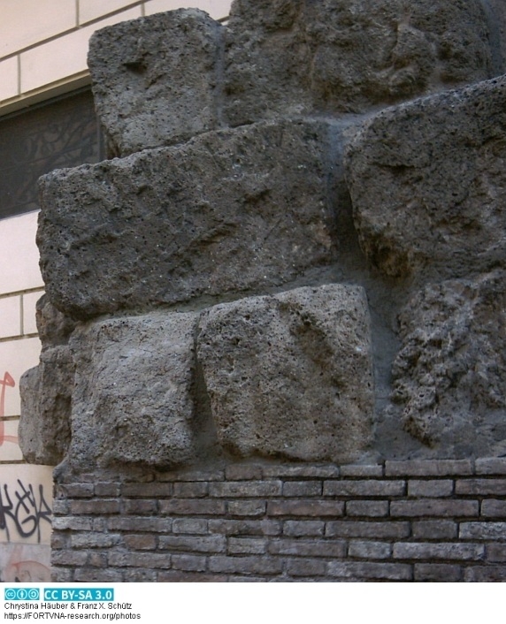 Servianische Stadtmauer Via Carlo Alberto , Rom , Photo by Franz Xaver Schütz, Chrystina Häuber