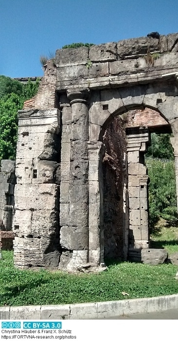 Via tecta ?, Porticus , Forum Holitorium , Porticus Triumphi , Rom, Photo by Franz Xaver Schütz, Chrystina Häuber