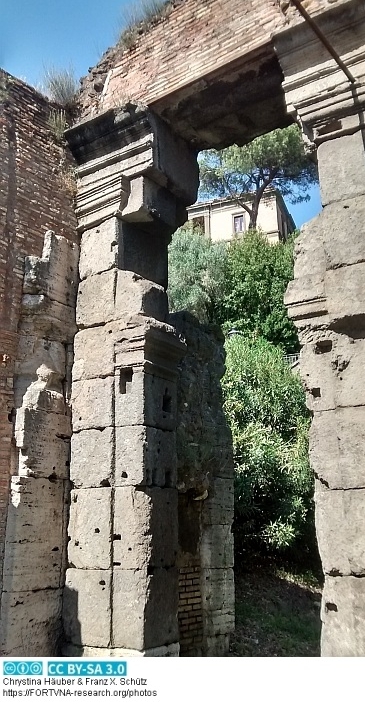 Via tecta ?, Porticus , Forum Holitorium , Porticus Triumphi , Rom, Photo by Franz Xaver Schütz, Chrystina Häuber