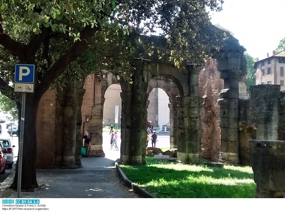 Via tecta ?, Porticus , Forum Holitorium , Porticus Triumphi , Rom, Photo by Franz Xaver Schütz, Chrystina Häuber