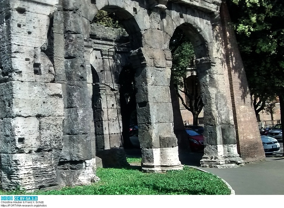 Via tecta ?, Porticus , Forum Holitorium , Porticus Triumphi , Rom, Photo by Franz Xaver Schütz, Chrystina Häuber