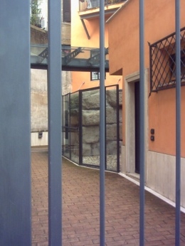 Fig. 9: One example of gentrification, Rome, Via Mecenate (left: 2000, right: 2010)
